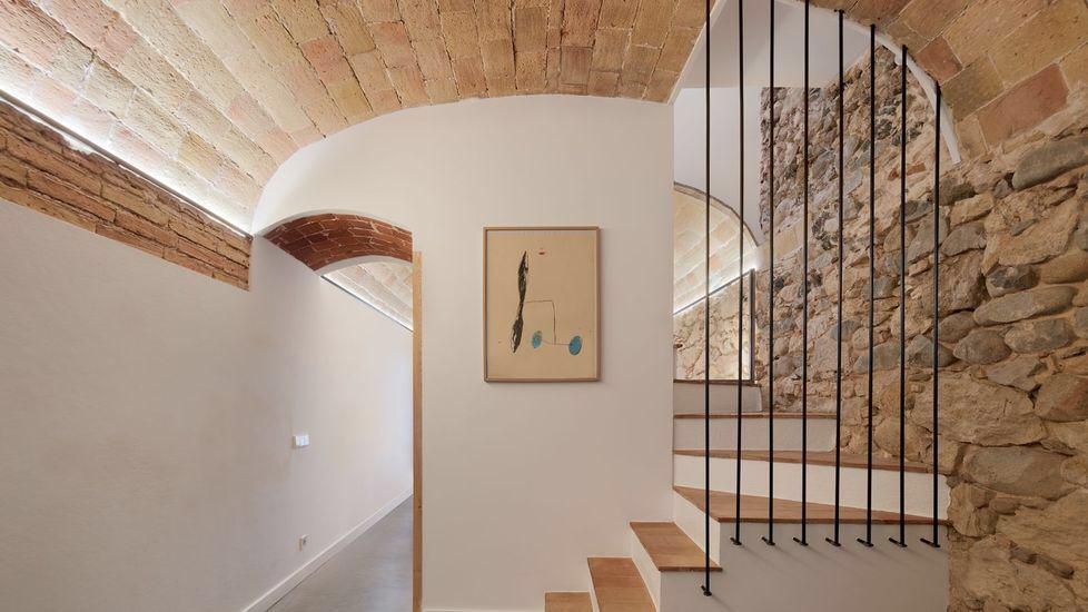 Rehabilitación con bóveda catalana y escalera de madera - Paletes Des Del 1992